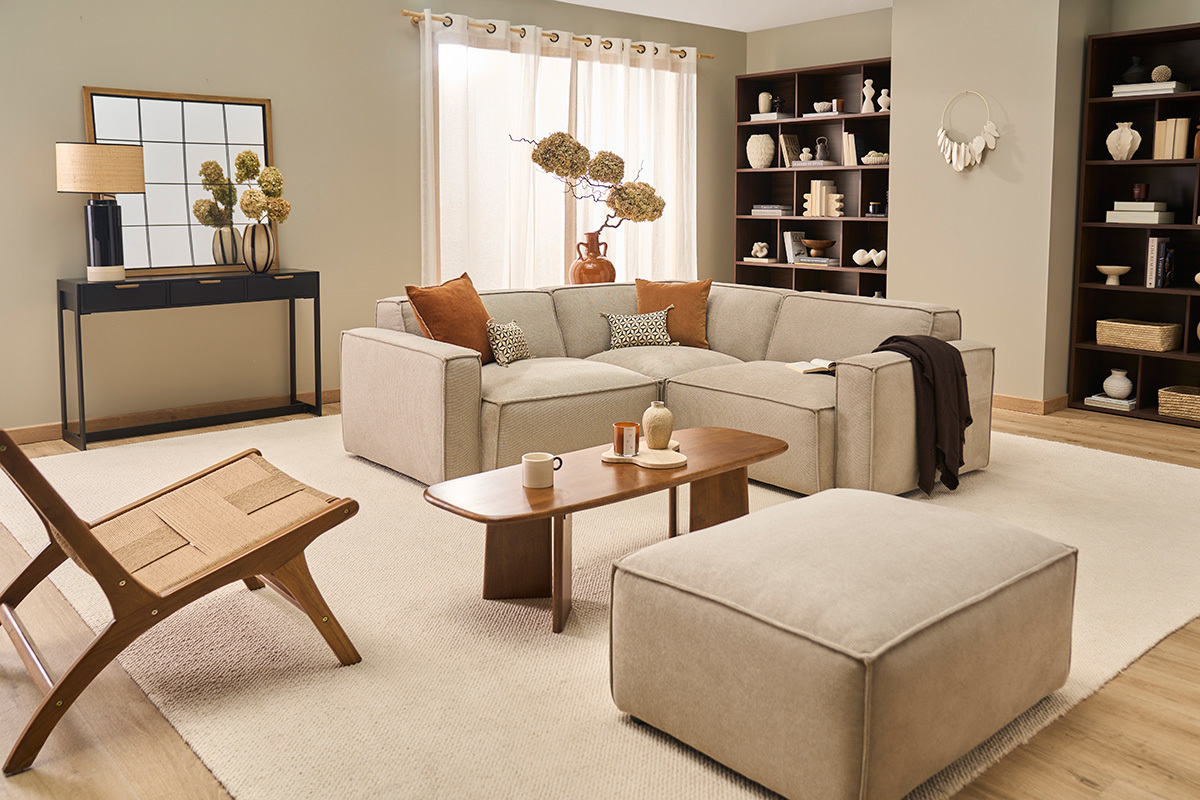 Consolle nera con tre cassetti, lampada e vaso come decorazione, vista frontale in un soggiorno.