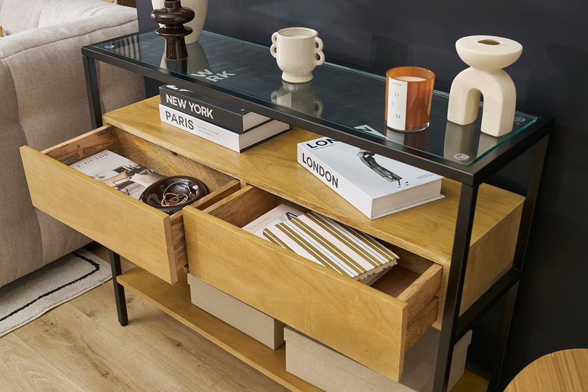 Console SITA in legno chiaro con piano in vetro, vista frontale, due cassetti aperti con oggetti all'interno.