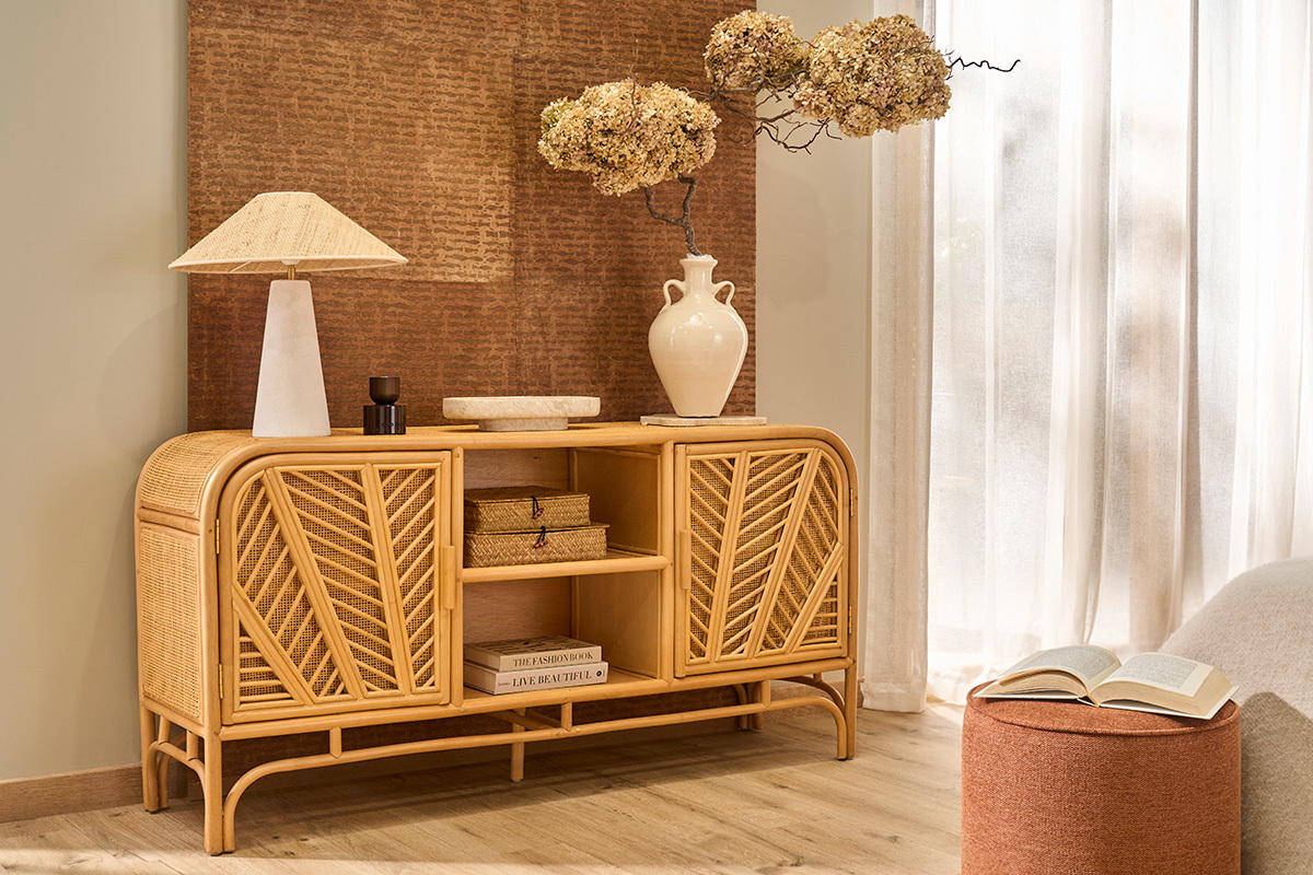 Buffet vintage in rattan con 2 porte e decorazione, vista frontale in un interno accogliente.