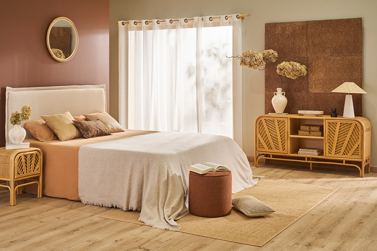 Buffet vintage in rattan con due porte in una stanza accogliente.