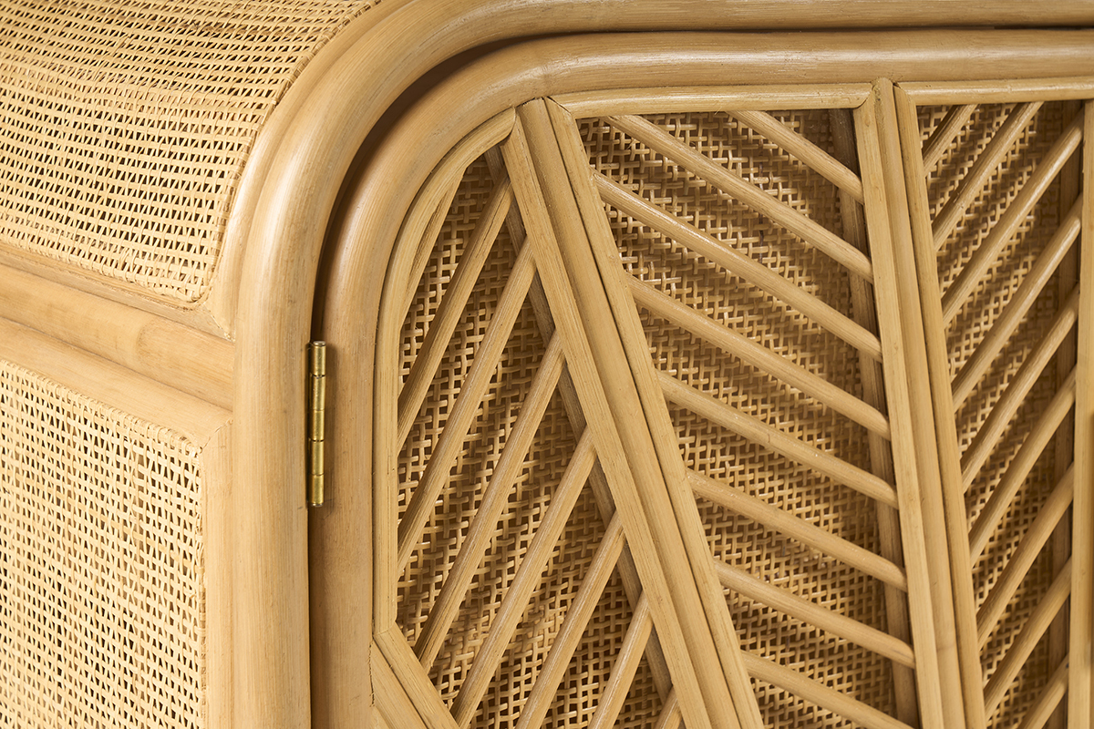 Dettaglio del buffet GALON in rattan con motivo grafico sulle porte in cann�.
