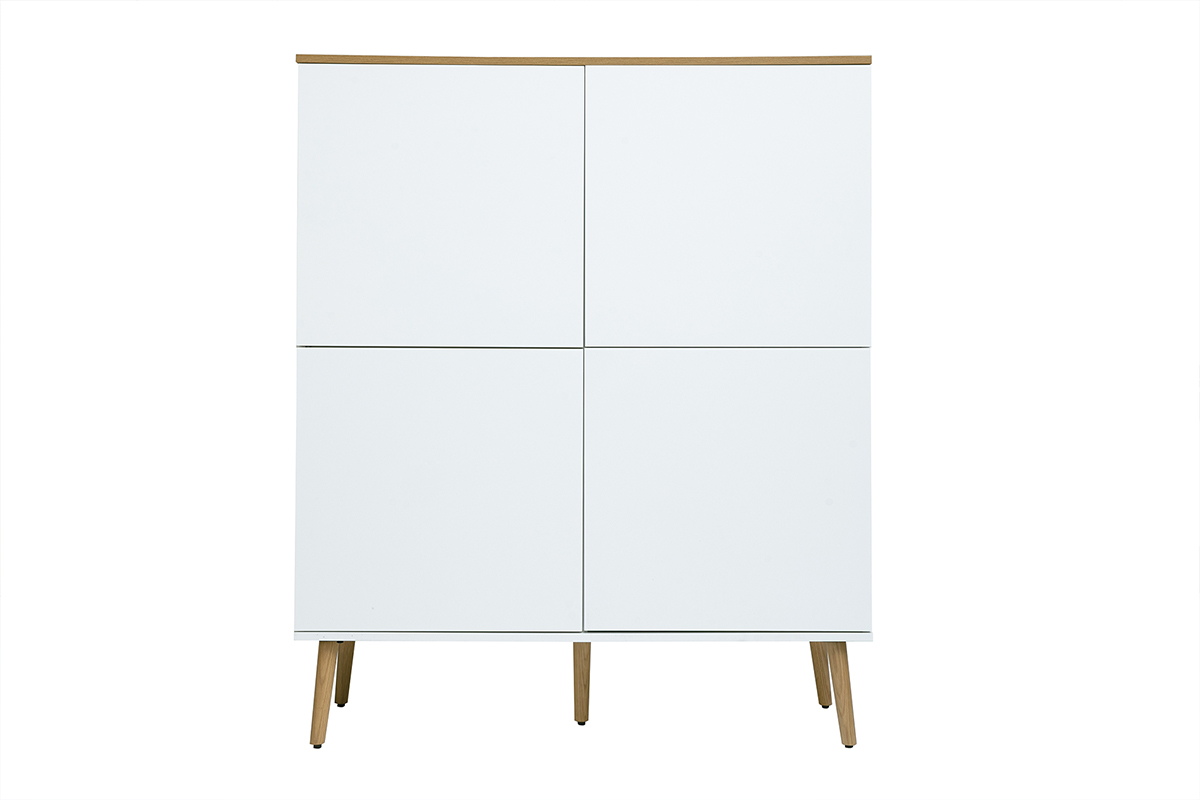 Credenza alta scandinava ANDERS bianca con piano in rovere chiaro, quattro ante e piedini in legno, vista frontale.