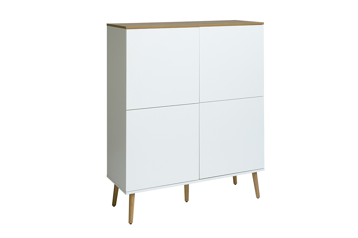 Buffet alto scandinavo bianco con piano in rovere chiaro, vista a 3/4, quattro ante e piedini affusolati.