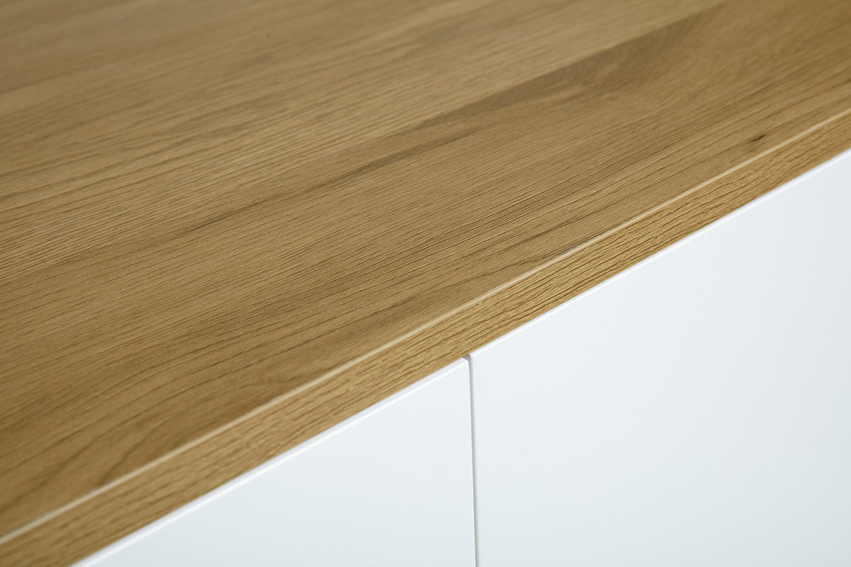 Piano di lavoro in legno chiaro di quercia del buffet alto scandinavo ANDERS con frontale bianco, vista ravvicinata