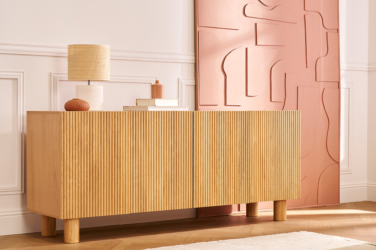 Credenza design in legno chiaro massello di rovere con incisioni 4 ante L180 cm GOSHI