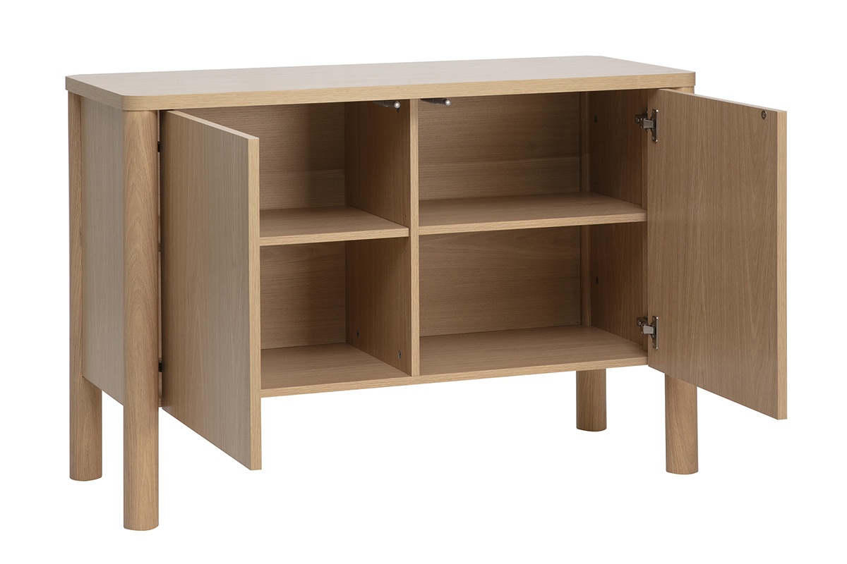 Credenza IZZIE in legno chiaro di quercia con due porte e ripiano interno, vista a 3/4