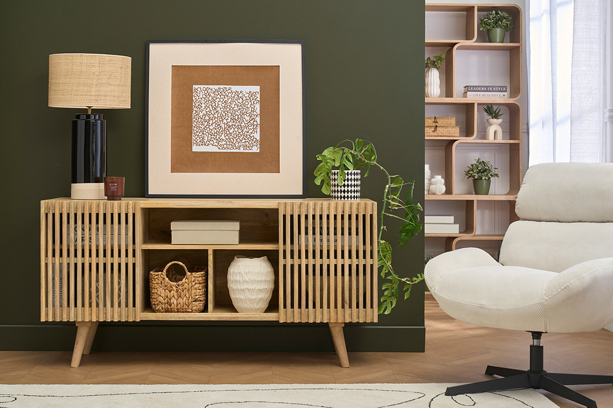 Buffet in legno di mango massiccio ALBA, vista frontale con porte scorrevoli e decorazione