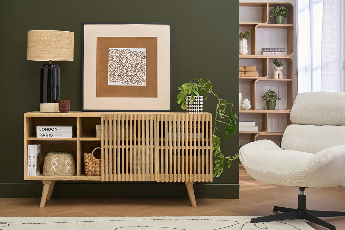 Buffet in legno di mango massiccio ALBA con ante scorrevoli, visto frontalmente, decorato con piante e lampade.