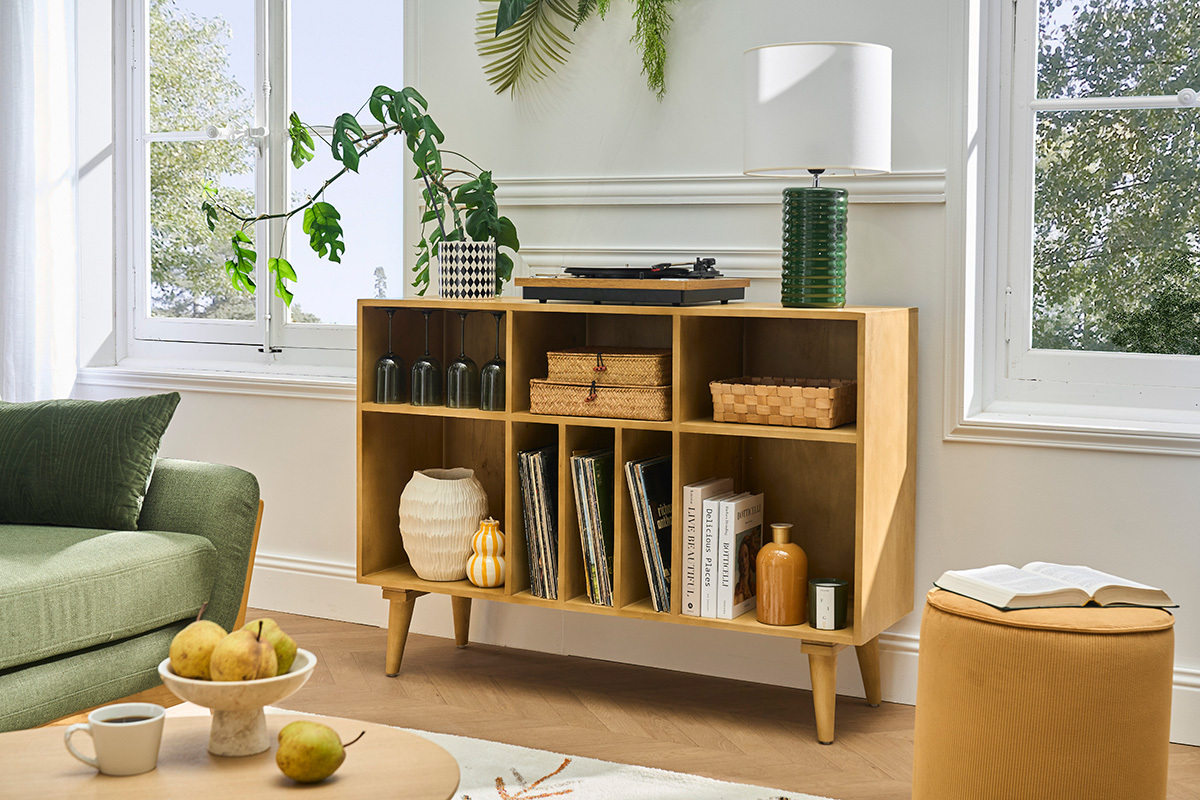 Buffet ISIDRO in legno di mango massello, con nicchie aperte per bottiglie e vinili, vista frontale