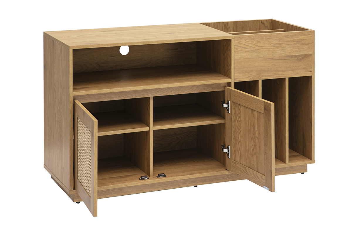 Buffetteria per vinili in legno di rovere chiaro con porte in rattan intrecciato, cassetti aperti.
