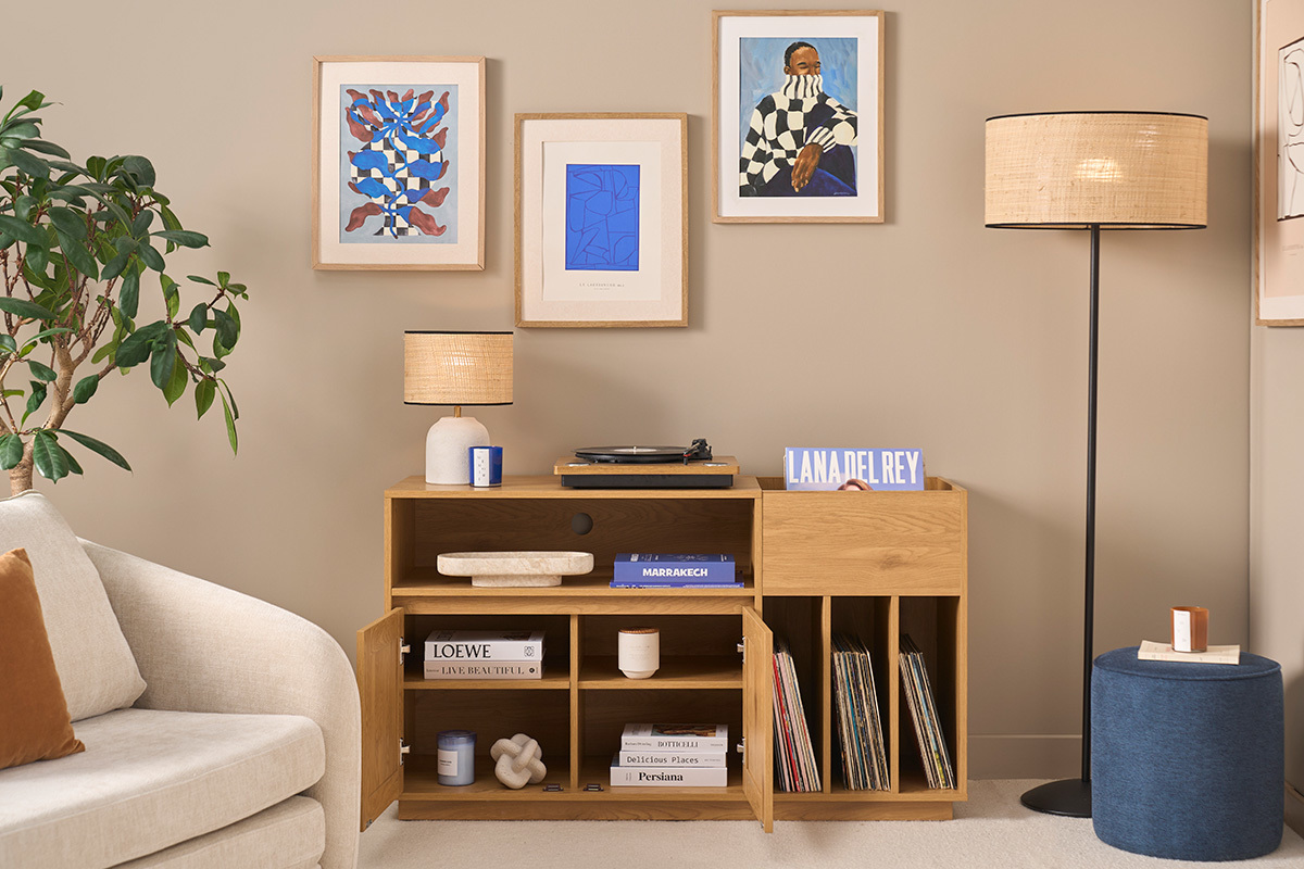 Credenza per vinili finitura legno chiaro quercia e intreccio in rattan L130 cm ALICANTE