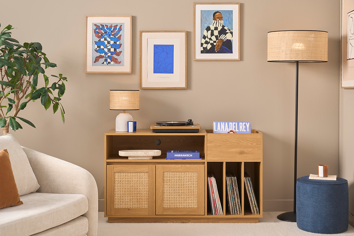 Credenza per vinili finitura legno chiaro quercia e intreccio in rattan L130 cm ALICANTE