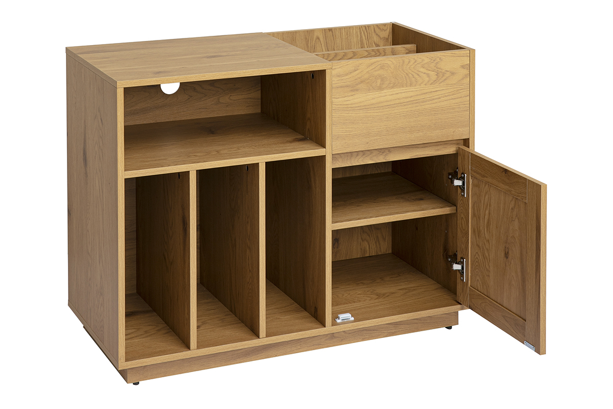Buffet contenitore per vinili in legno chiaro di quercia con intreccio in rattan, vista 3/4, cassetti e ante aperti.