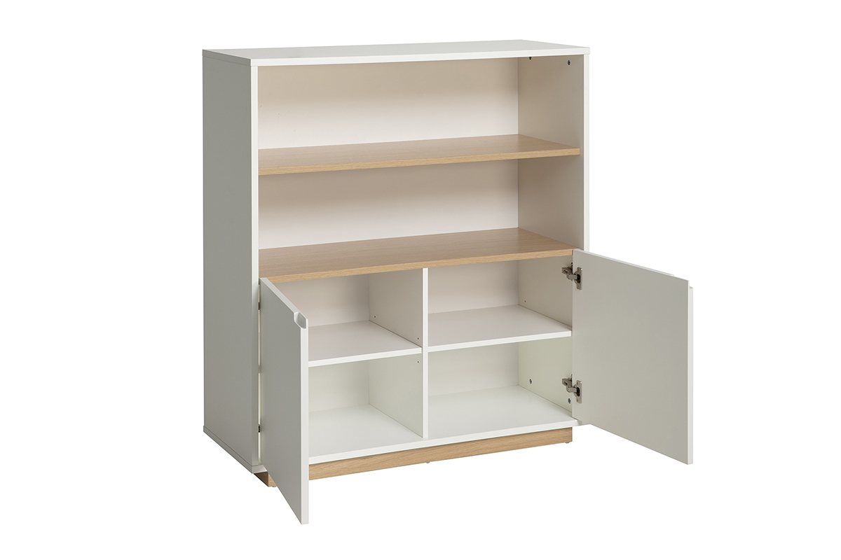 Credenza scandinava bianca con finitura in legno chiaro, due porte aperte, vista a 3/4