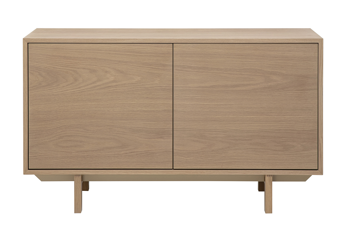 Credenza scandinava in legno chiaro con due ante, vista frontale, su piedini in legno massiccio.