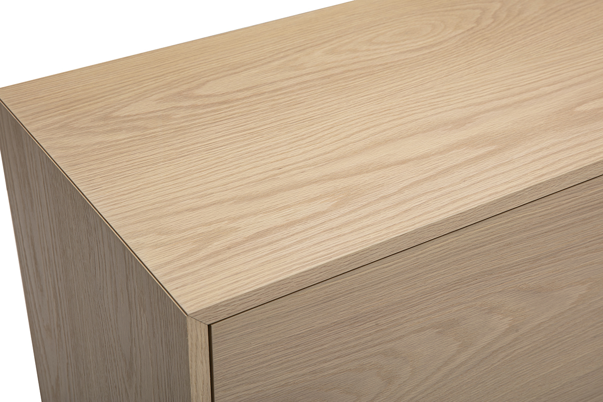 Vista dall'alto del buffet scandinavo in legno chiaro, che mostra la sua superficie liscia e i suoi bordi puliti.