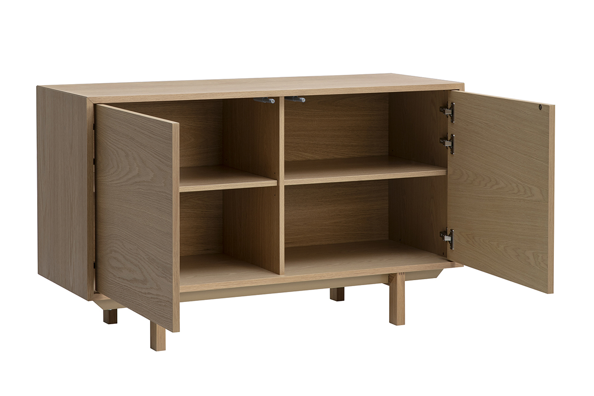 Credenza scandinava in legno chiaro con 2 ante aperte e ripiano interno, vista a 3/4