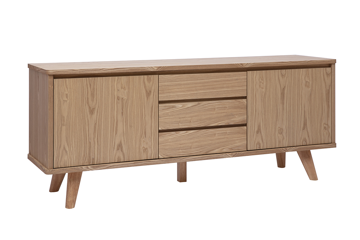 Credenza scandinava in legno chiaro di frassino, due ante e tre cassetti, vista a 3/4, L180 cm.