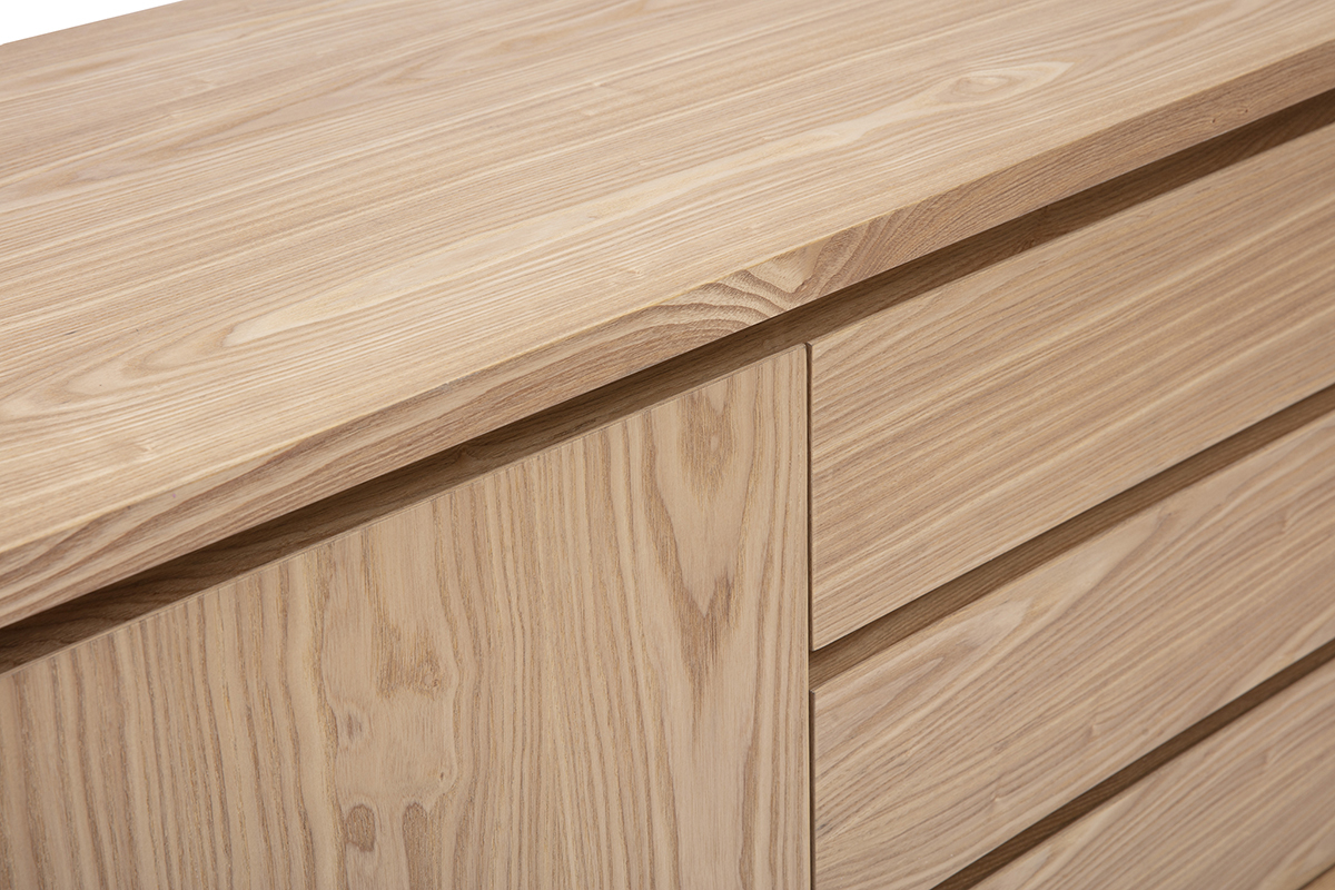 Credenza scandinava in legno chiaro, vista dall'alto, che mostra i dettagli delle ante e dei cassetti.