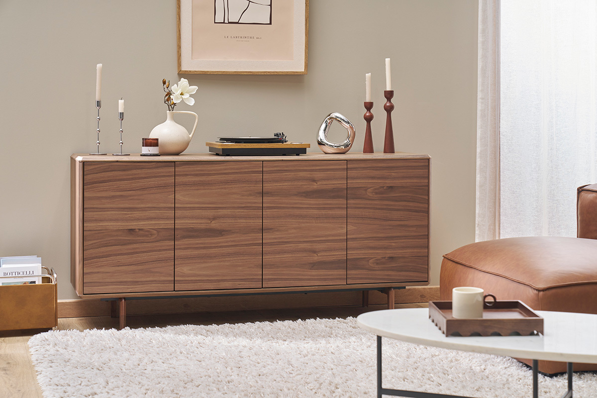 Buffet vintage in legno scuro di noce, 4 porte, con decorazione sulla parte superiore, vista frontale.