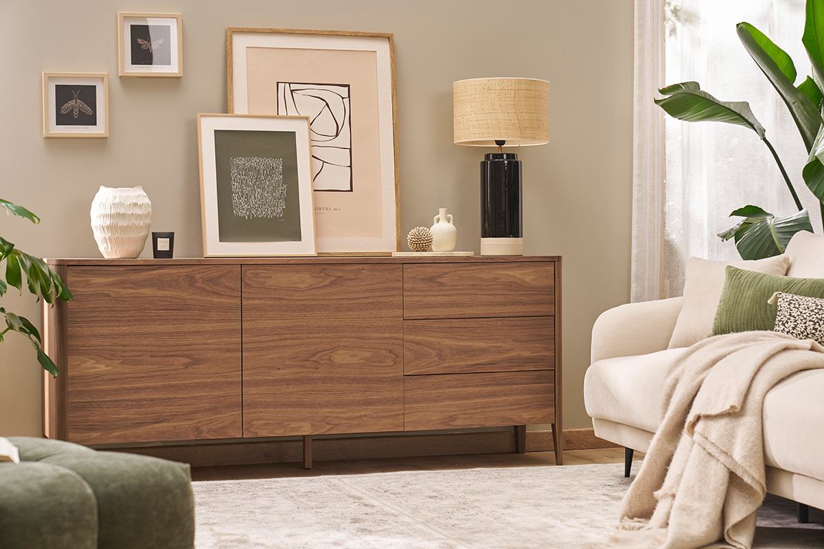 Buffet in noce scuro BENJA, 2 porte, 3 cassetti, decorato con lampada e cornici.