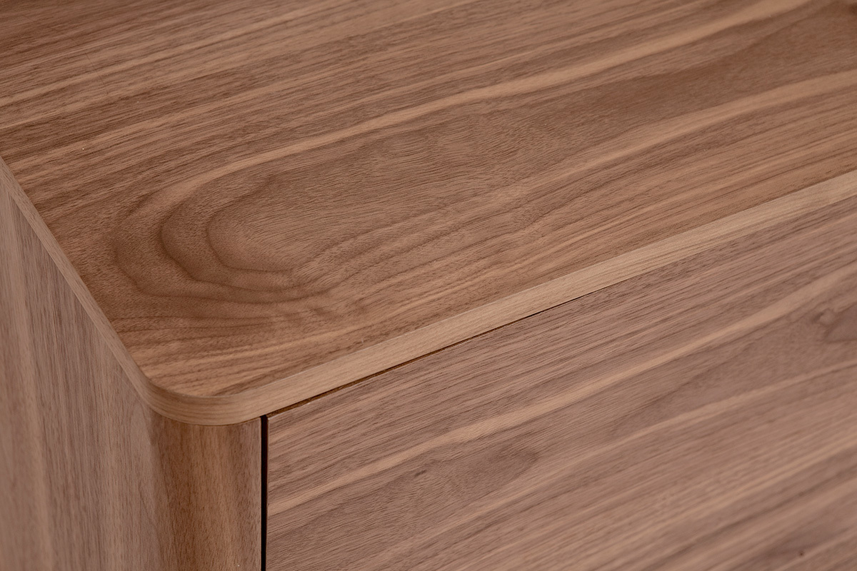 Dettaglio dell'angolo superiore del buffet in noce scuro BENJA con angolo arrotondato.