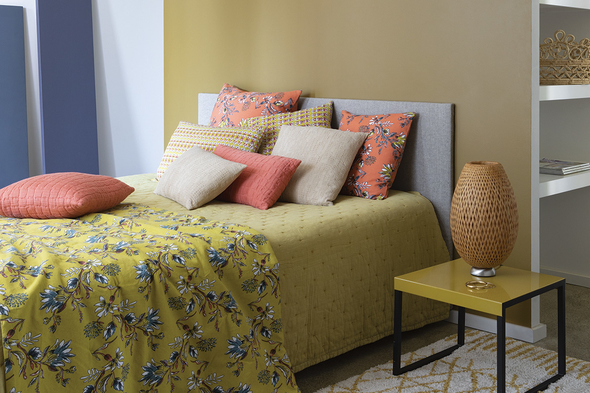 Cuscino stampa fiori color curry 60 x 60 cm GILIA