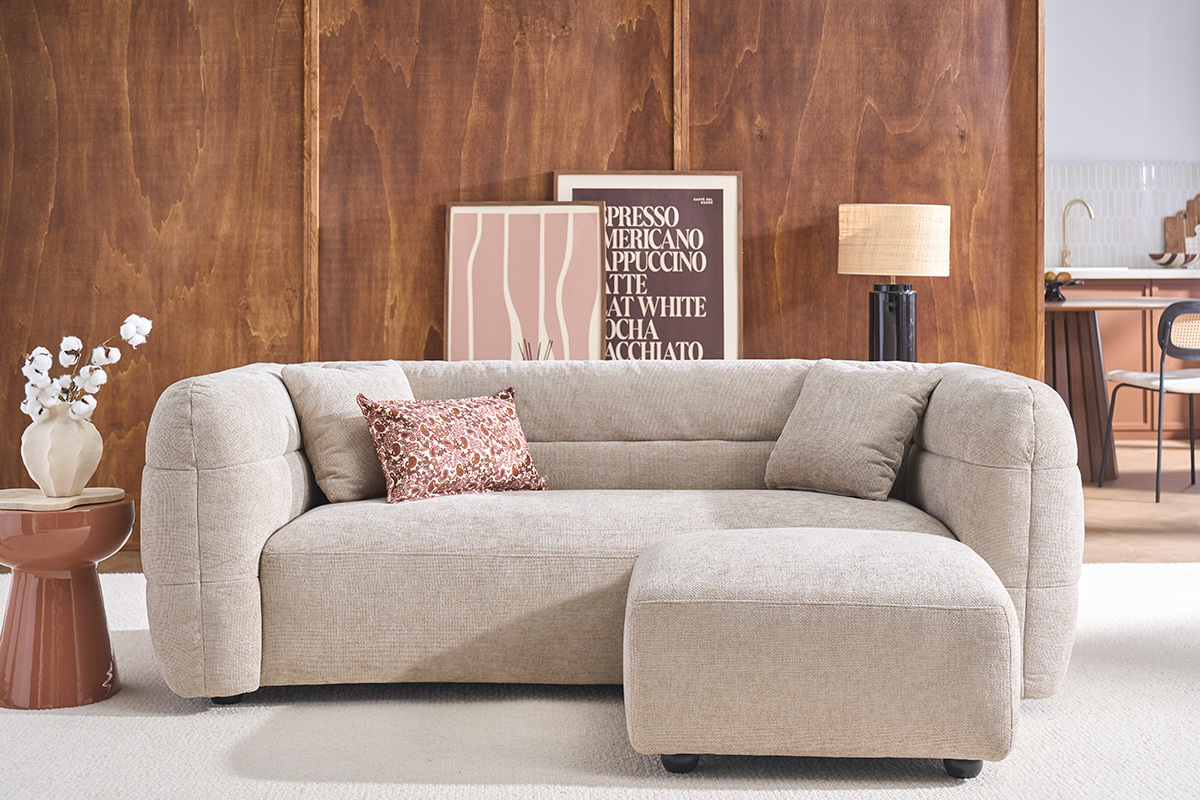 Divano 3 posti e poggiapiedi in tessuto effetto velluto testurato beige JOYA