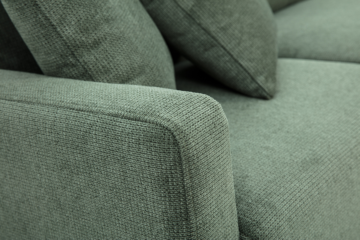 Dettaglio del tessuto chenille verde kaki del divano a 3 posti MUNIK, vista ravvicinata del bracciolo e del cuscino.