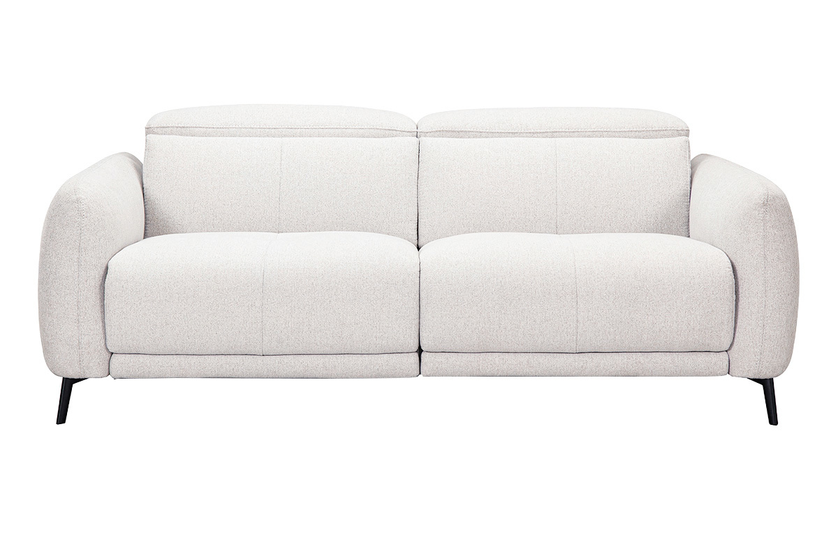 Divano a 3 posti beige con poggiatesta regolabili e poggiapiedi elettrico, vista frontale.