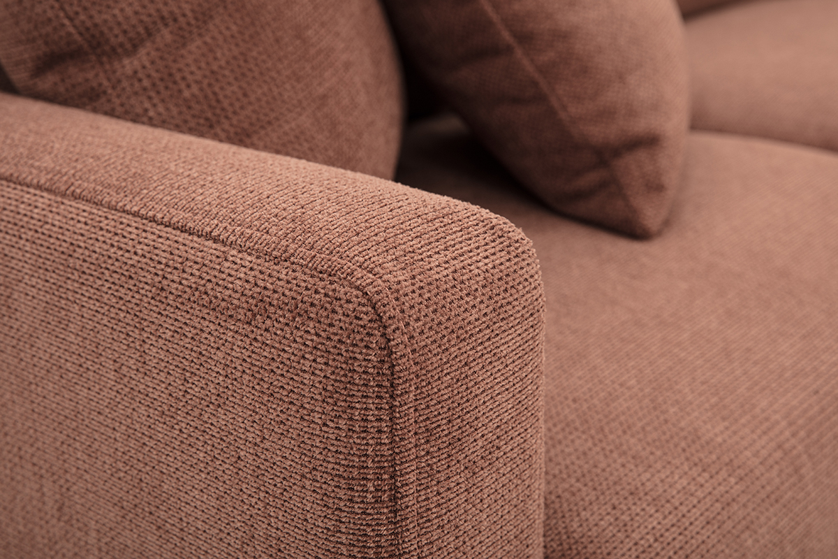 Primo piano sul bracciolo del divano in tessuto chenille terra bruciata MUNIK.