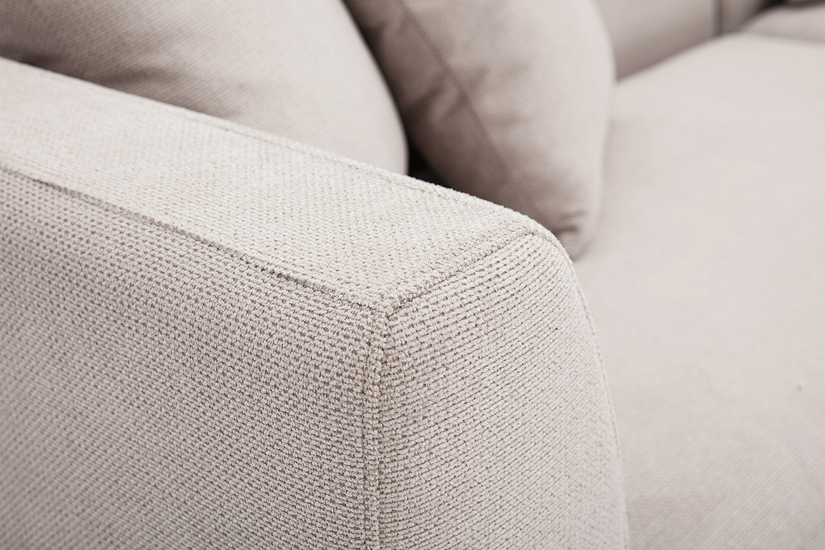Primo piano sul tessuto beige chenille del divano ad angolo destro IVAR, mostrando la sua texture morbida.