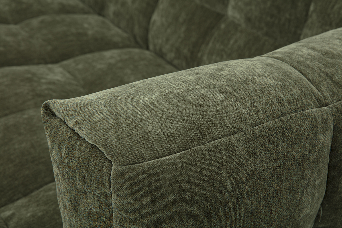 Dettaglio di un divano ad angolo destro in tessuto effetto velluto verde kaki CORTO, mostrando il tessuto e le cuciture.