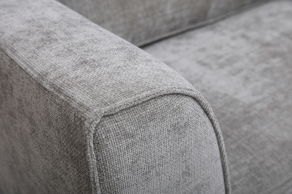 Primo piano sulla stoffa effetto velluto grigio testurizzato di un divano.