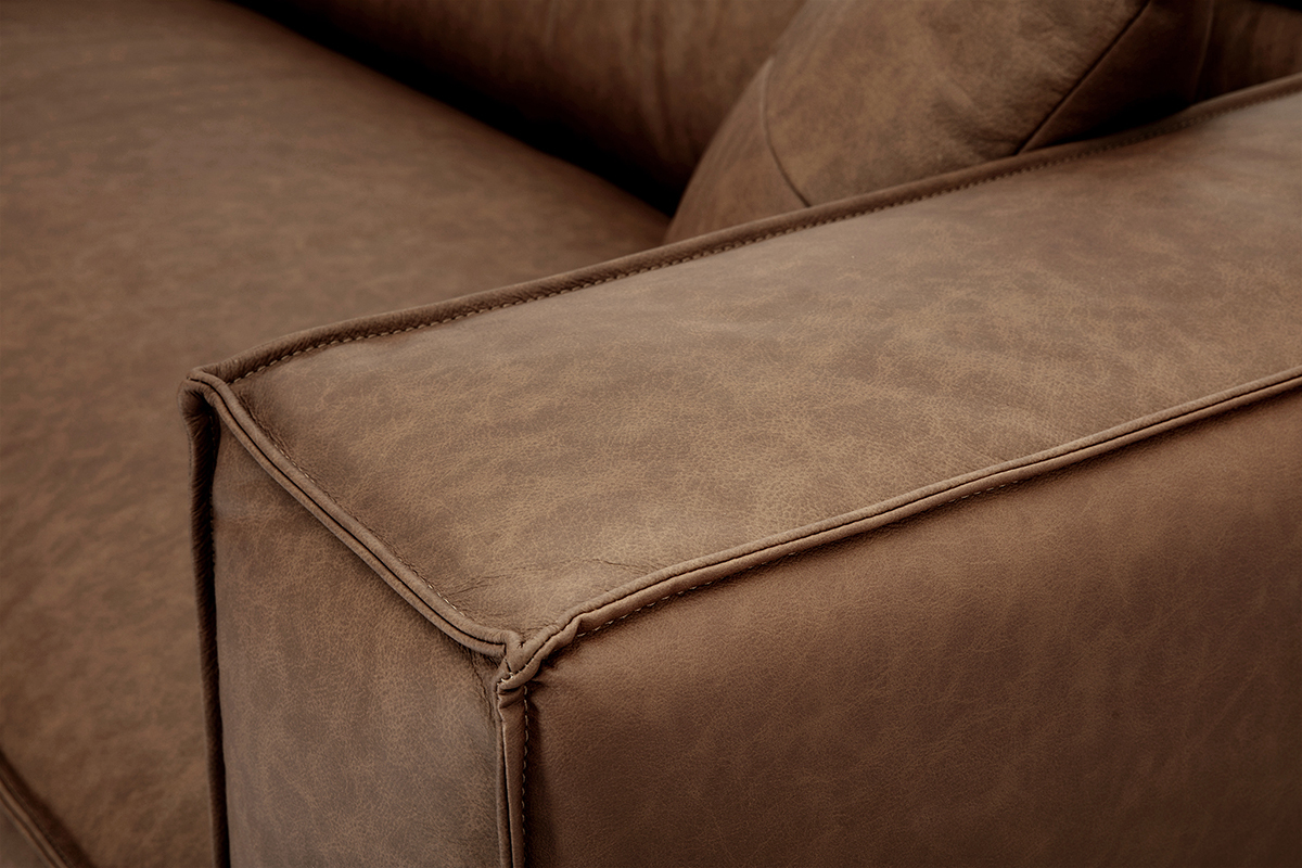 Dettaglio del rivestimento in pelle marrone del divano ad angolo COBAIN.
