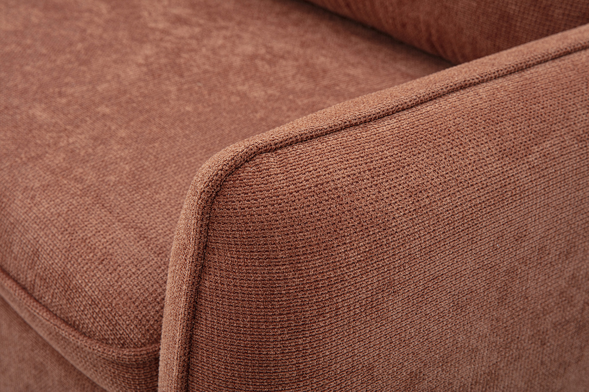 Primo piano sul bracciolo in tessuto ciniglia terra bruciata del divano ORSO.