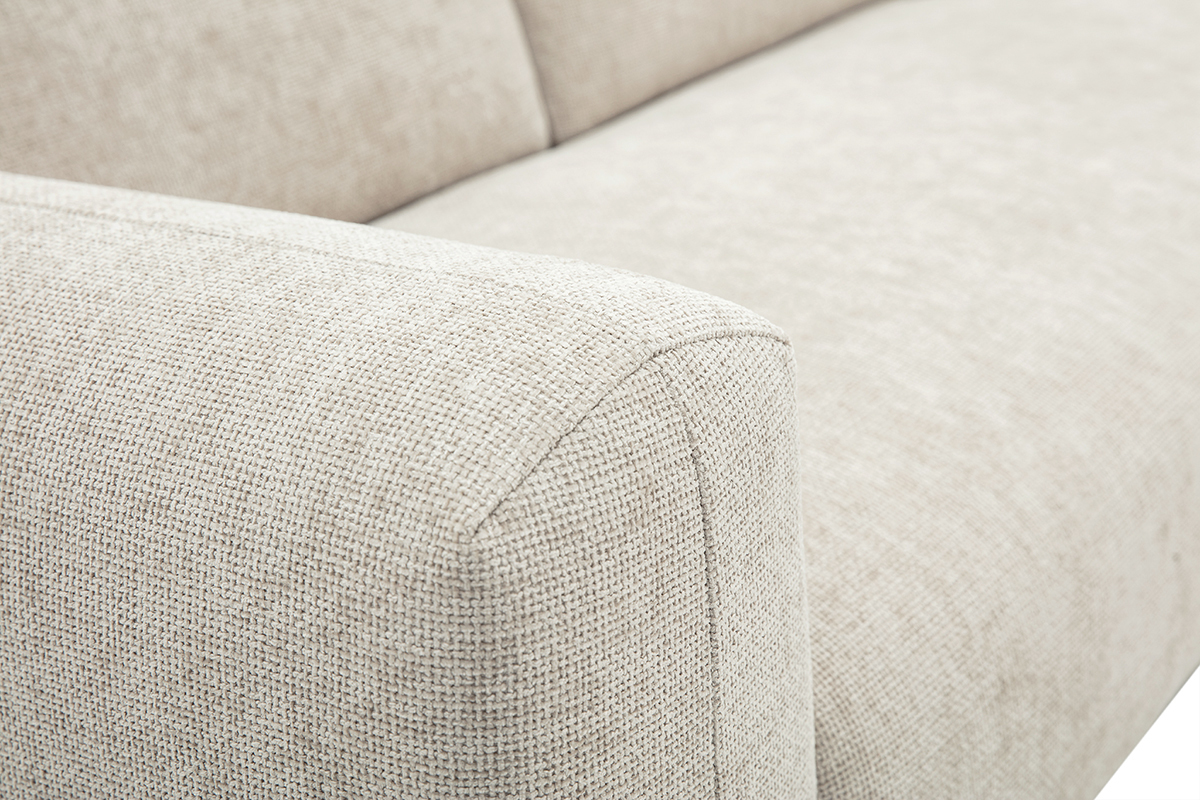 Primo piano del tessuto effetto velluto beige testurizzato del divano ad angolo HORACIO.