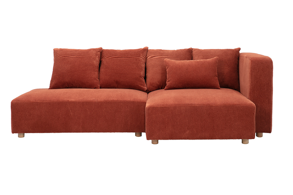 Divano angolare destro a 3 posti in tessuto velluto a coste terracotta con cuscini, vista frontale.