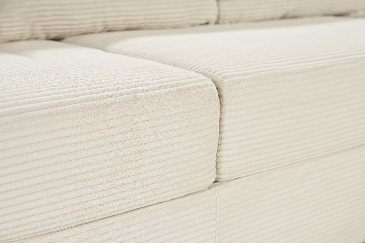 Primo piano sul tessuto in velluto a coste beige del divano letto ad angolo BACIO.