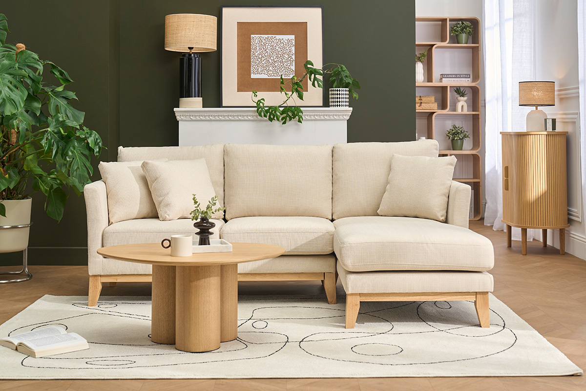 Divano ad angolo diritto sfoderabile beige per 4 posti con base in legno chiaro, visto di fronte.