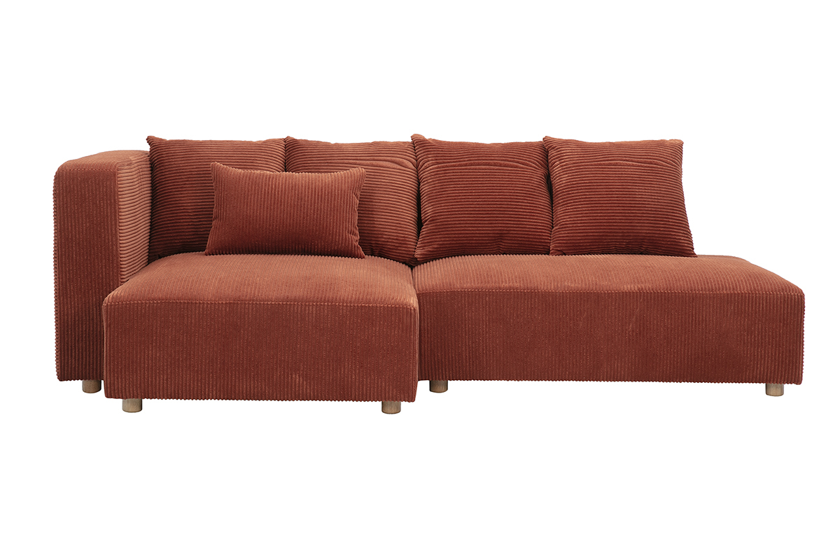 Divano angolare sinistro a 3 posti in tessuto velluto a coste terracotta, vista frontale con cuscini.