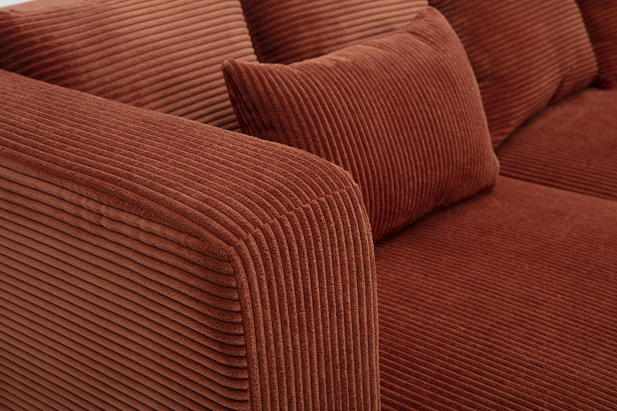 Dettaglio del divano angolare sinistro HARLEM, in tessuto velluto a coste terracotta, cuscini inclusi.