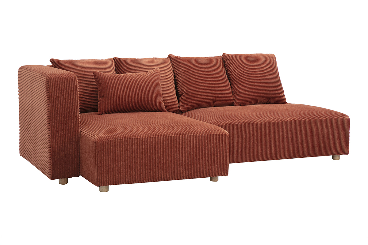 Divano angolare sinistro a 3 posti in tessuto velluto a coste terracotta con cuscini, vista a 3/4.