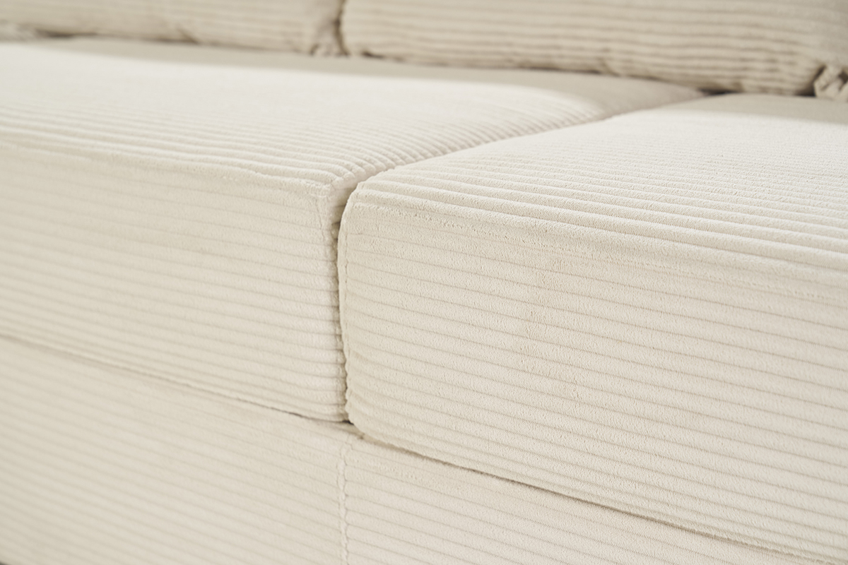 Primo piano sul tessuto in velluto a coste beige di un divano.