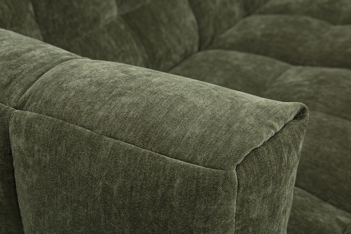 Primo piano sul tessuto effetto velluto verde kaki del divano CORTO.
