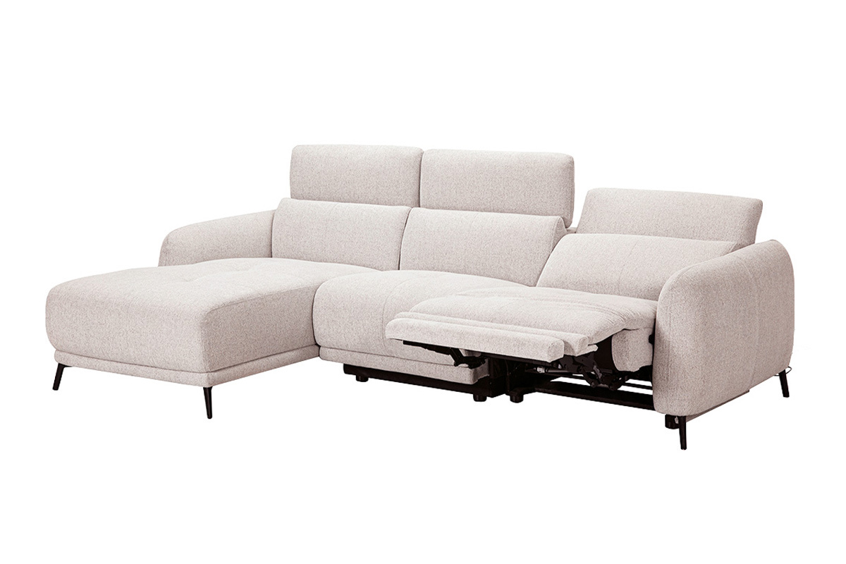 Divano angolare sinistro elettrico beige con poggiatesta regolabili e poggiapiedi, vista a 3/4.