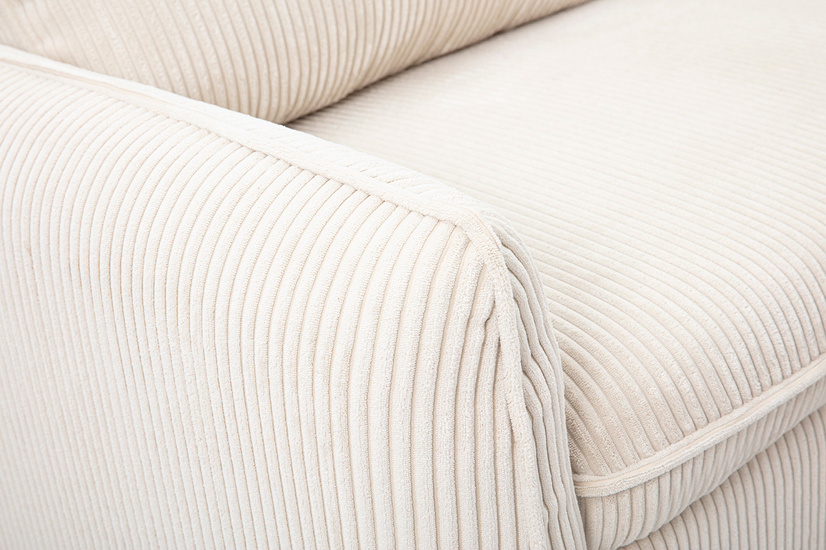 Primo piano sul tessuto in velluto a coste beige di un divano ORSO.