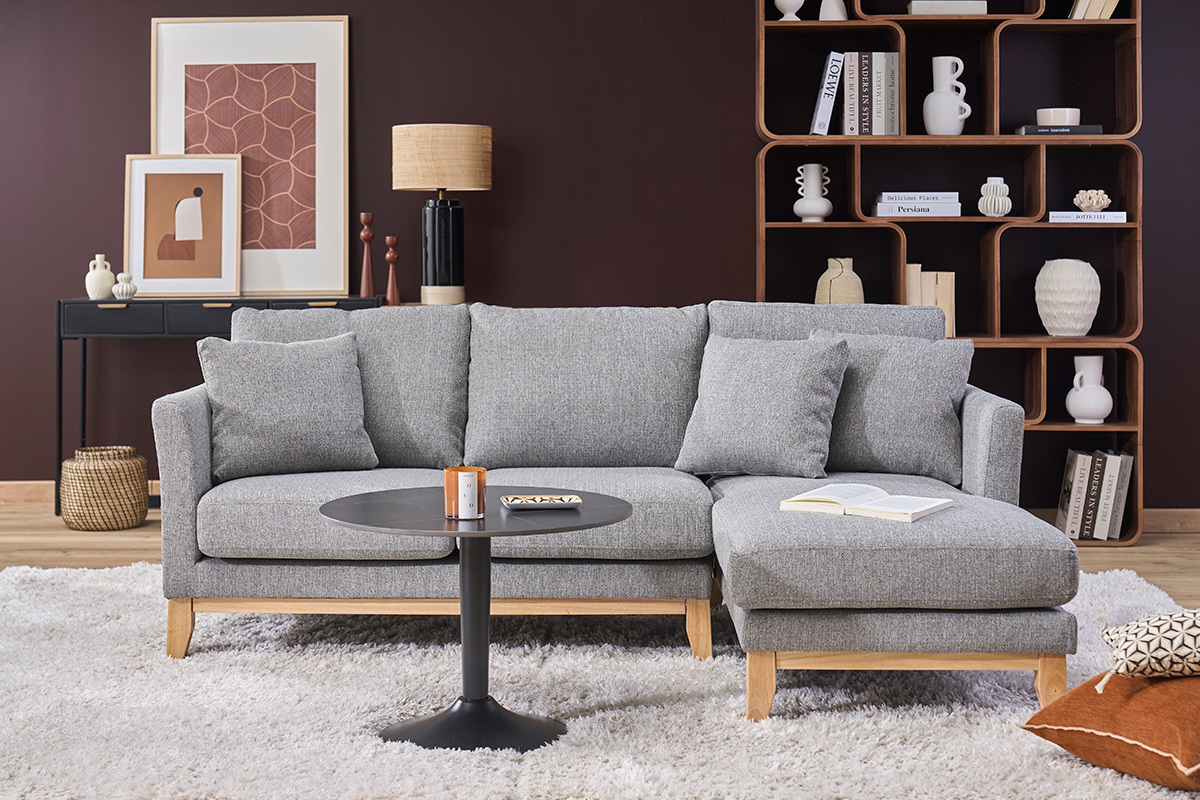 Divano angolare destro scandinavo a 4 posti in tessuto grigio chiaro, con cuscini, su tappeto bianco