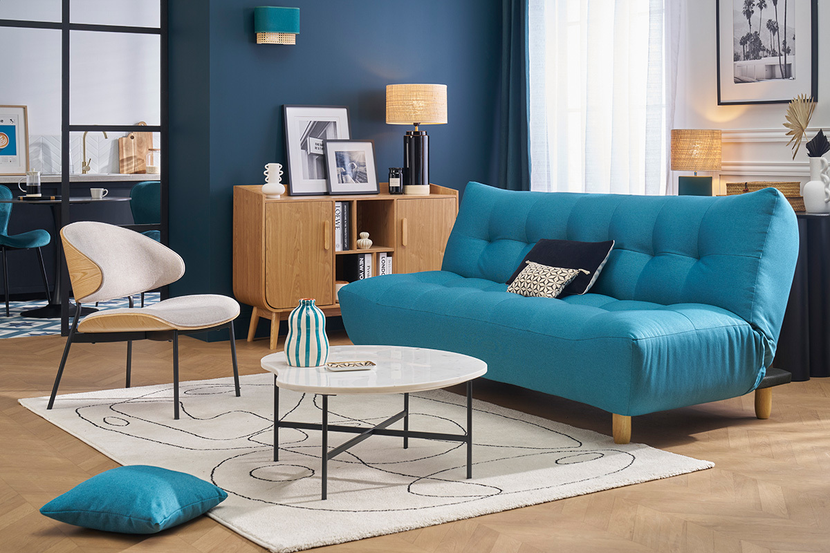 Divano letto scandinavo blu petrolio, 3 posti, legno chiaro, soggiorno moderno.