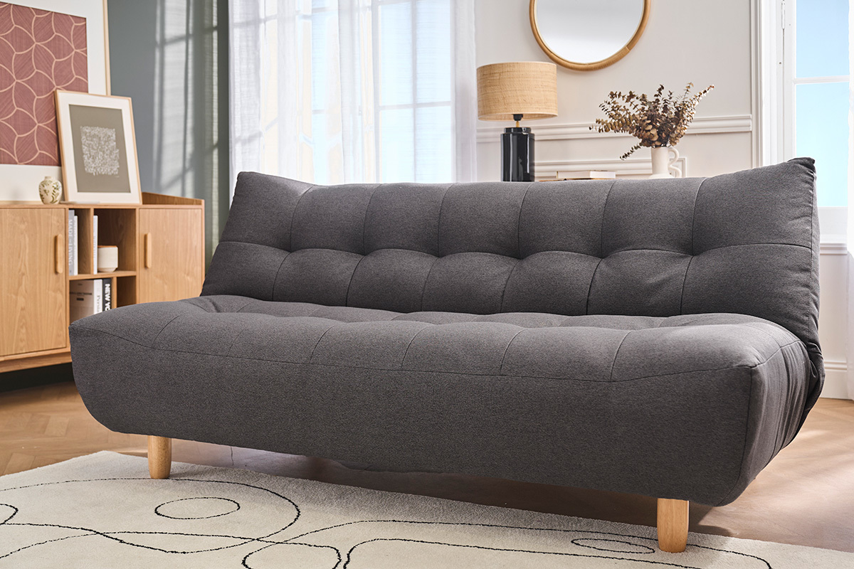 Divano scandinavo a 3 posti grigio scuro su piedi in legno chiaro, vista frontale in un soggiorno moderno.